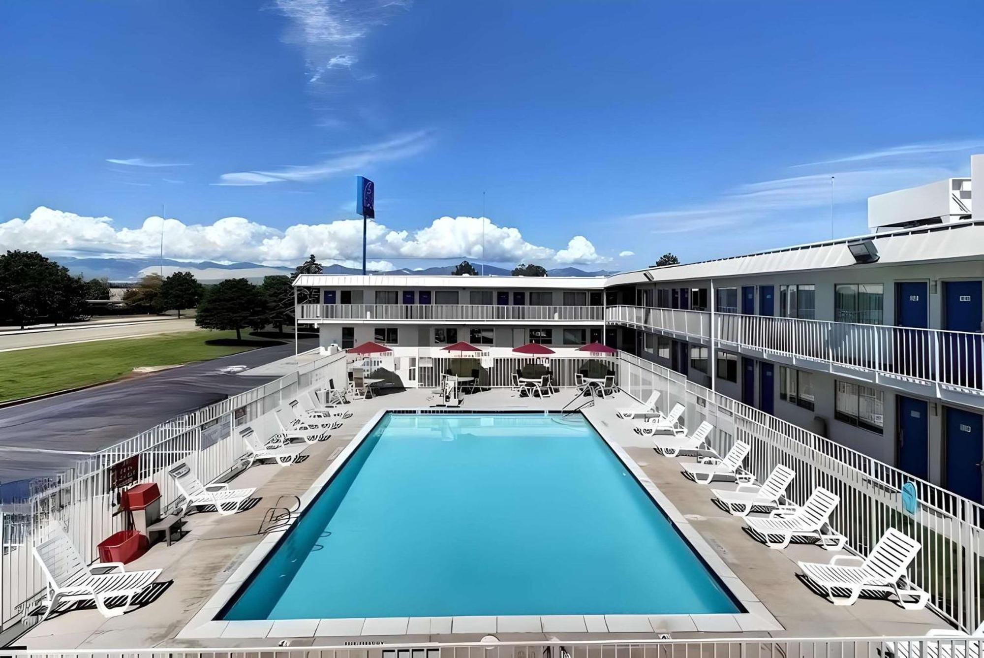 Econo Lodge ميد فيل المظهر الخارجي الصورة