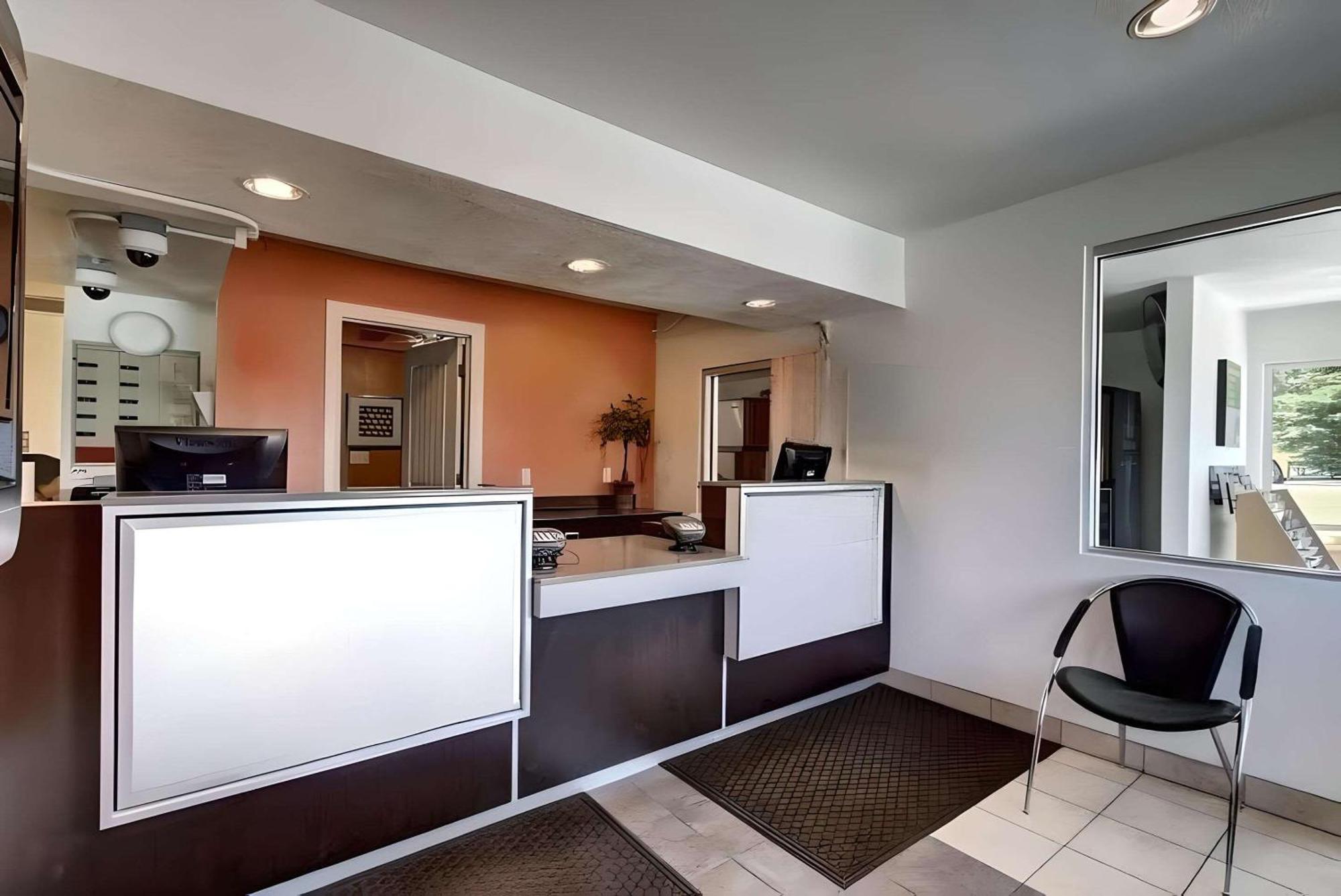 Econo Lodge ميد فيل المظهر الخارجي الصورة