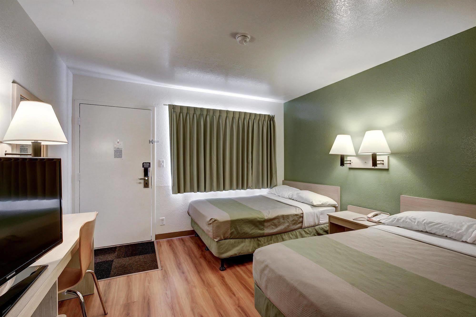 Econo Lodge ميد فيل المظهر الخارجي الصورة