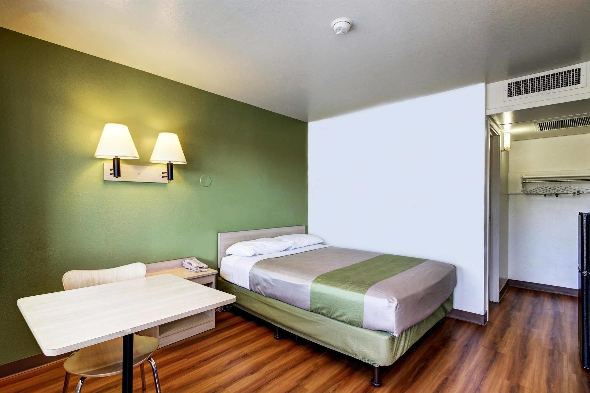Econo Lodge ميد فيل المظهر الخارجي الصورة