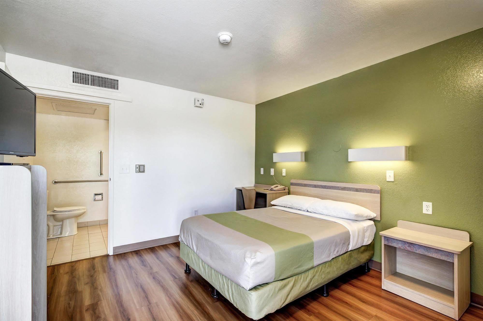 Econo Lodge ميد فيل المظهر الخارجي الصورة