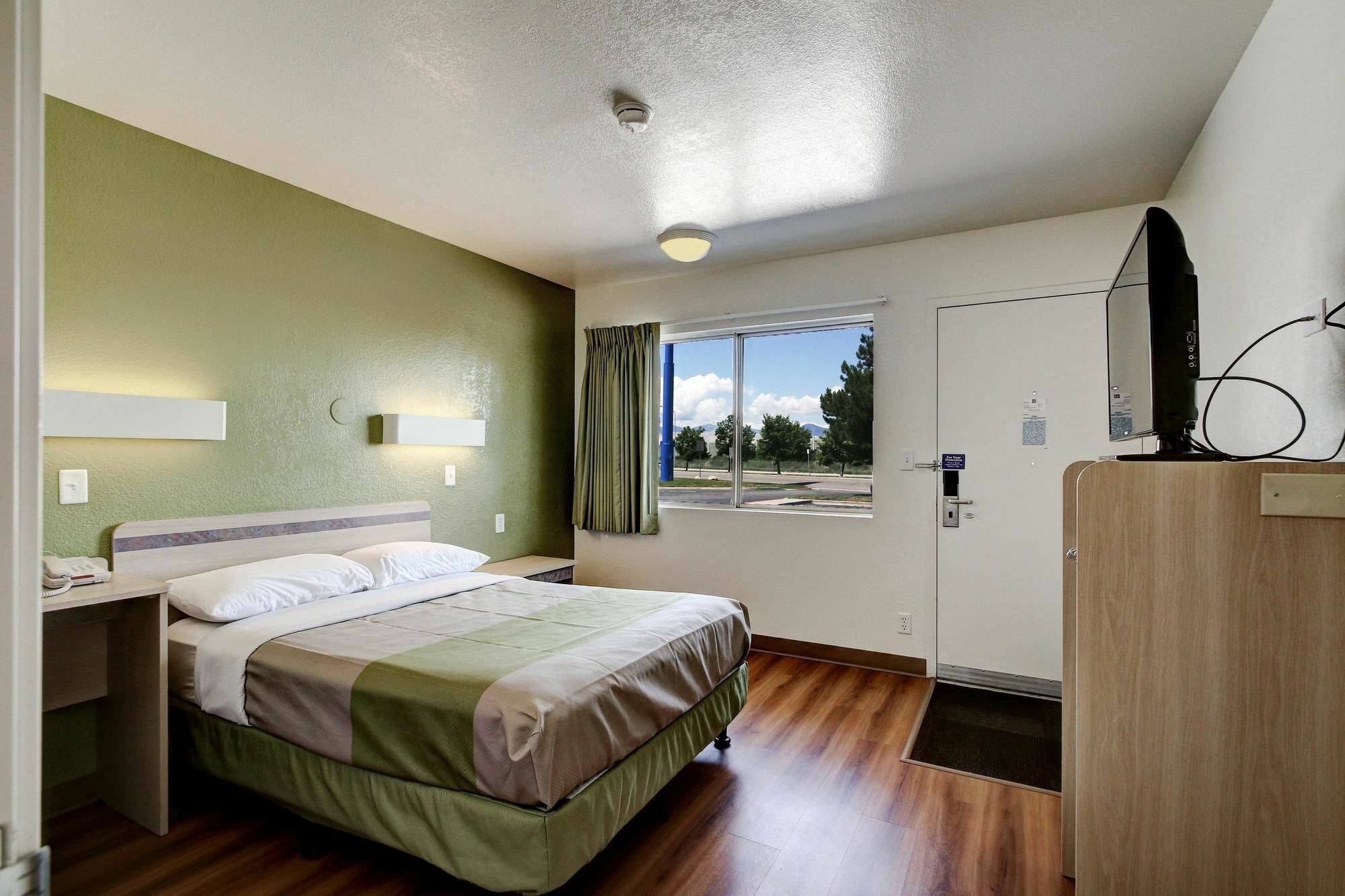 Econo Lodge ميد فيل المظهر الخارجي الصورة