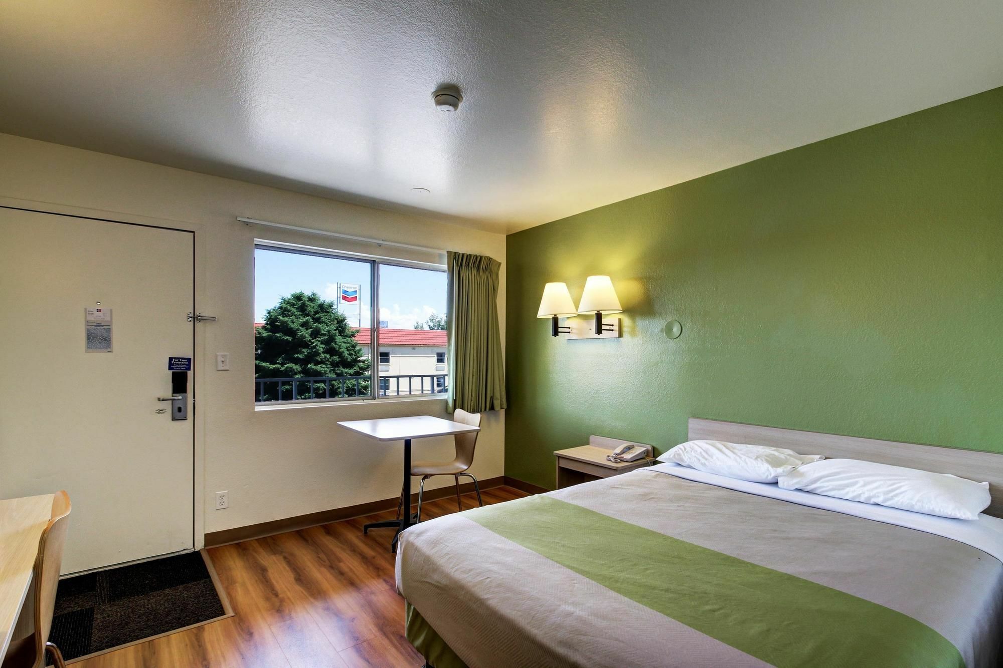 Econo Lodge ميد فيل المظهر الخارجي الصورة